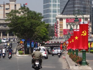wir starten zu unserer Traumreise in Saigon. wir waren 2012 schon mal hier und sehen uns nun nur in aller Ruhe den irren Verkehr an