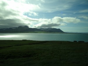 Auf der Fahrt in den Norden Islandsgeht es an Seen und Betgen mit Schneeresten vorbei