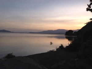 Im Abendlicht erreichen wir den See von Arbanmich