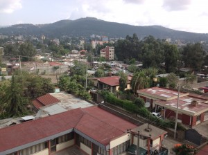 Am frühen Morgen kommen wir unausgeschlafen in Addis Abeba an und beziehen zuerst unser Hotelzimmer. Die Aussicht über die Hinterhöfe ist ja nicht berauschend.