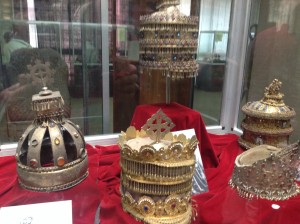 Zuerst geht es zum Museum,wo wir uns die Kronen der früheren Kaiser von Äthiopien ansehen