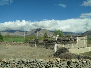 Tibetische Dörfer mit neuen Häusern