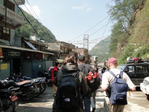 im nepalesischen Grenzort auf dem Weg zur Visa Behörde
